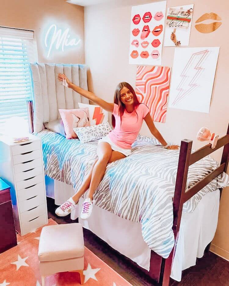 cute and classy dorm room