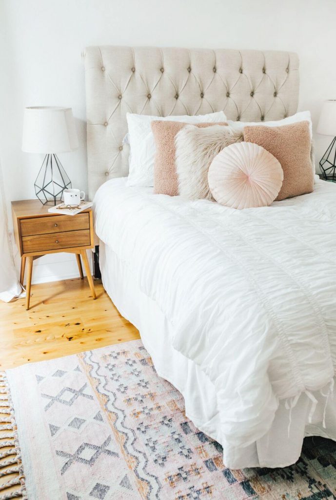 double bed pillow arrangement