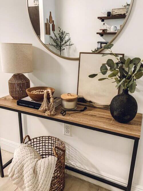 Entrance table decor