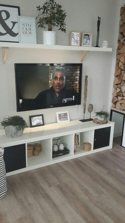 picture ledge over tv
