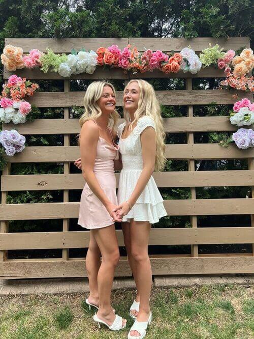 Pallet picture backdrop with flowers