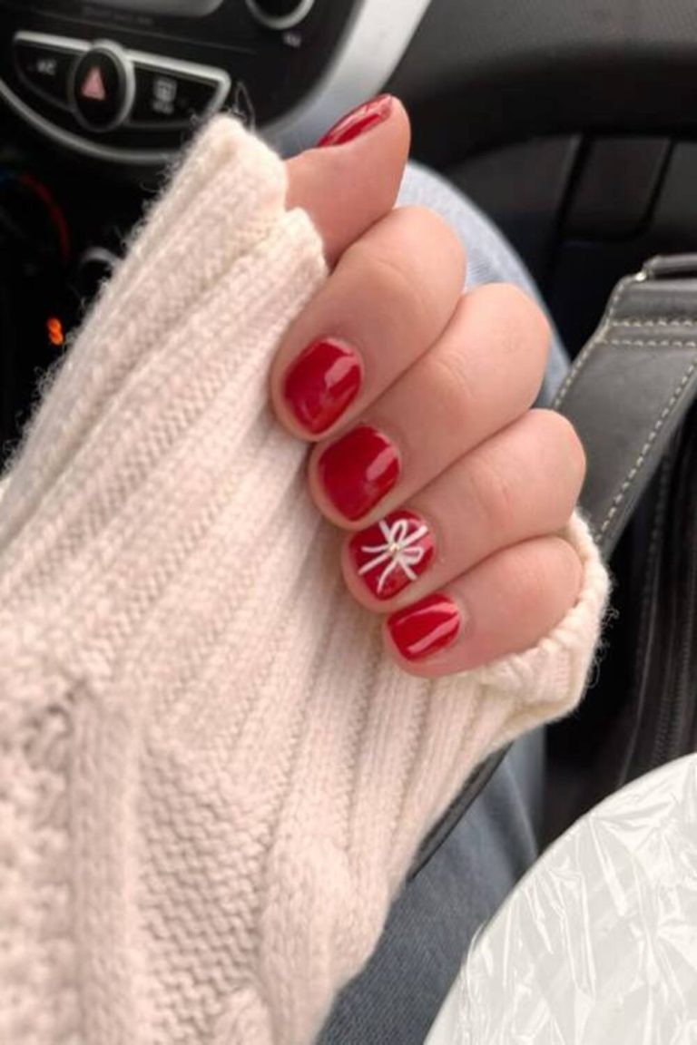 25 Short Christmas Nails That Sleigh This Holiday Season