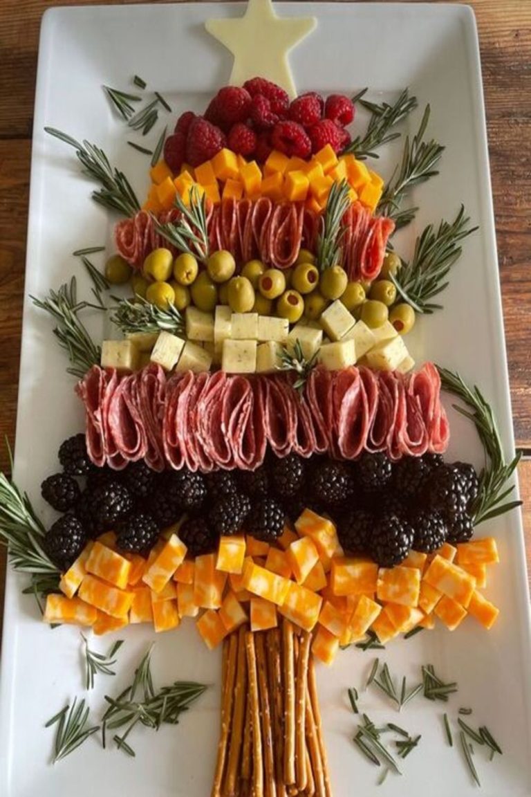 15 Christmas Charcuterie Board Ideas That’ll Steal the Show This Holiday Season